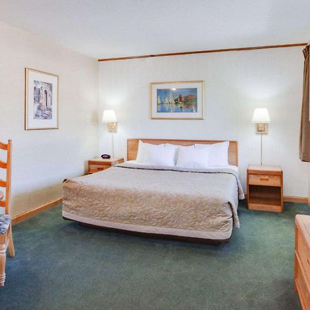 Super 8 Beachfront By Wyndham Mackinaw City, Mi Bagian luar foto
