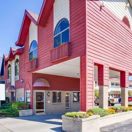 Super 8 Beachfront By Wyndham Mackinaw City, Mi Bagian luar foto