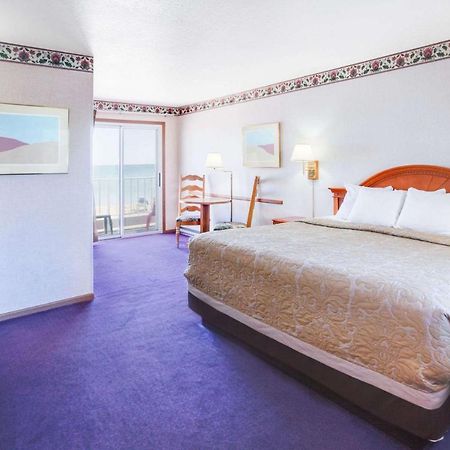 Super 8 Beachfront By Wyndham Mackinaw City, Mi Bagian luar foto