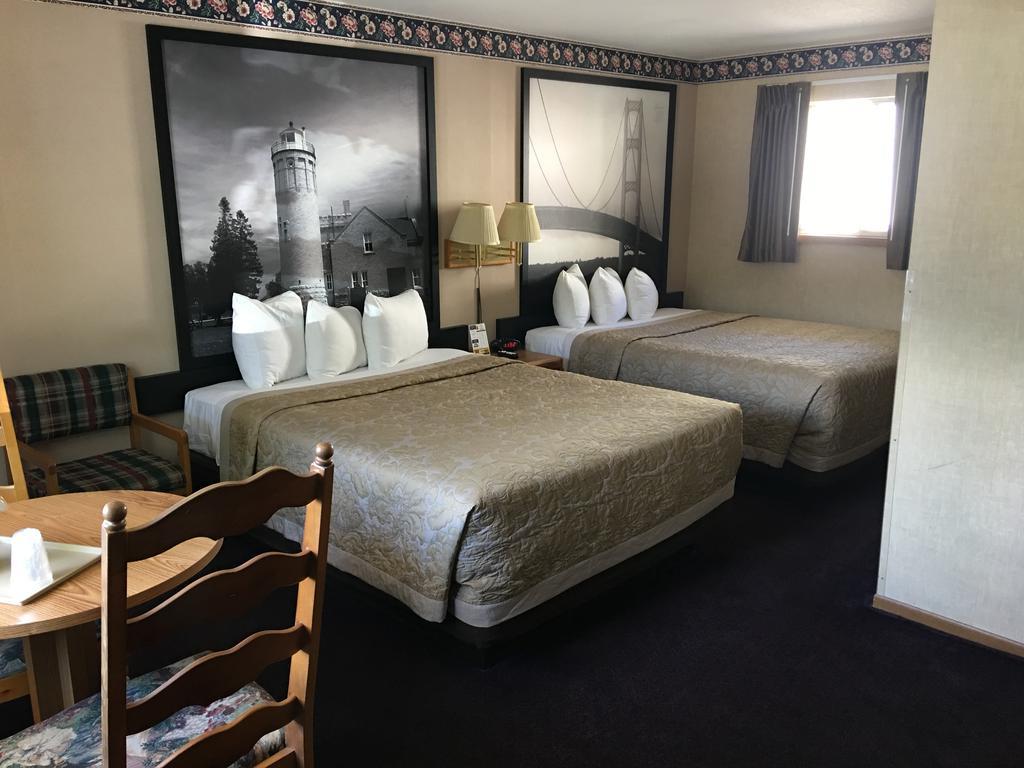Super 8 Beachfront By Wyndham Mackinaw City, Mi Bagian luar foto