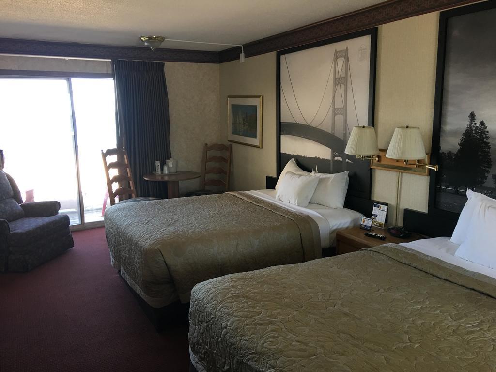 Super 8 Beachfront By Wyndham Mackinaw City, Mi Bagian luar foto