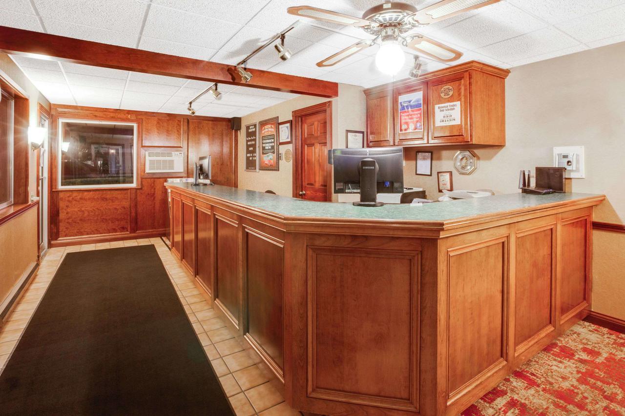 Super 8 Beachfront By Wyndham Mackinaw City, Mi Bagian luar foto