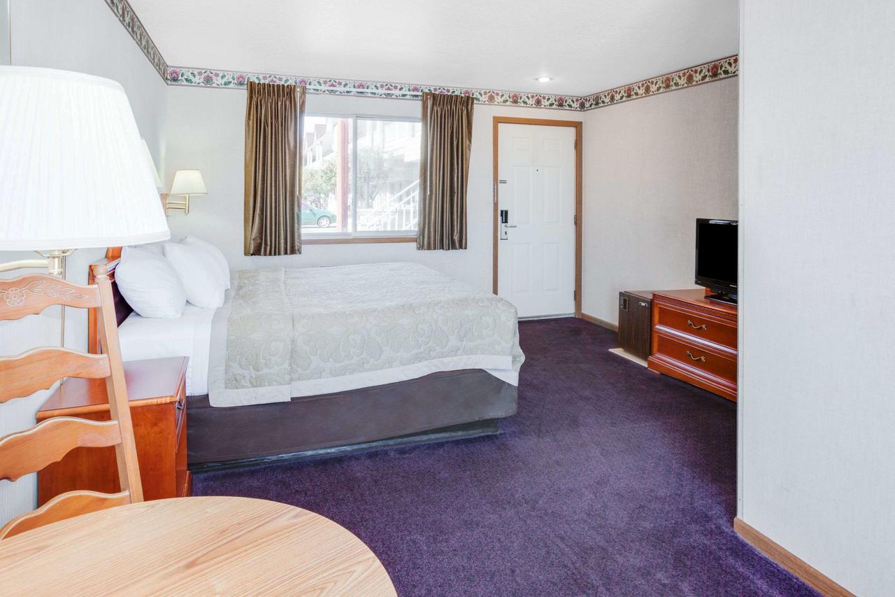 Super 8 Beachfront By Wyndham Mackinaw City, Mi Bagian luar foto