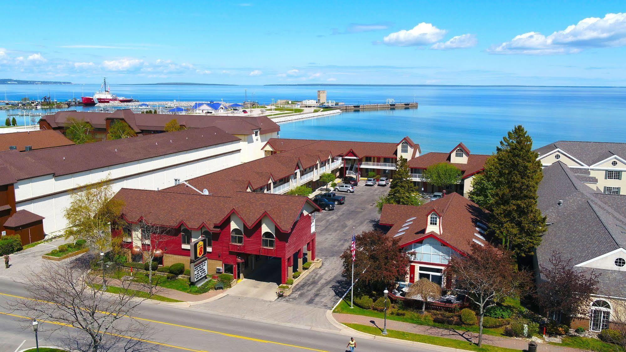 Super 8 Beachfront By Wyndham Mackinaw City, Mi Bagian luar foto