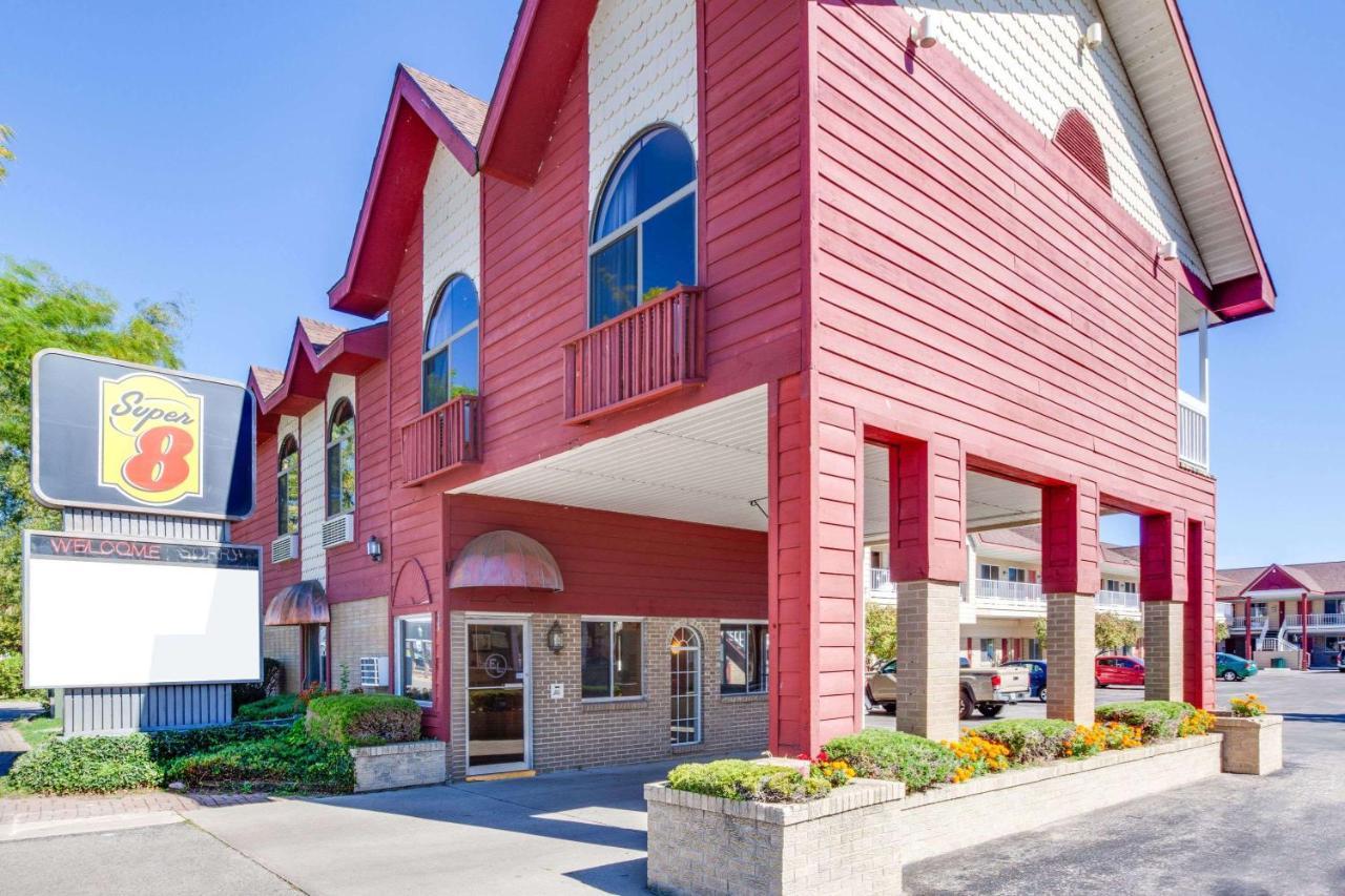Super 8 Beachfront By Wyndham Mackinaw City, Mi Bagian luar foto
