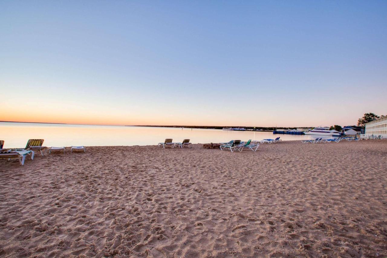 Super 8 Beachfront By Wyndham Mackinaw City, Mi Bagian luar foto
