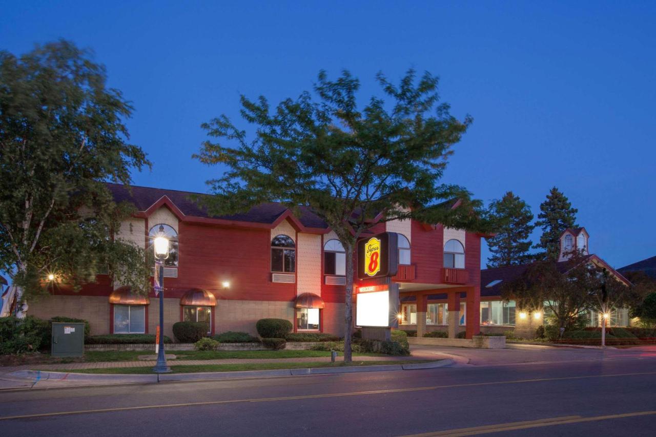 Super 8 Beachfront By Wyndham Mackinaw City, Mi Bagian luar foto
