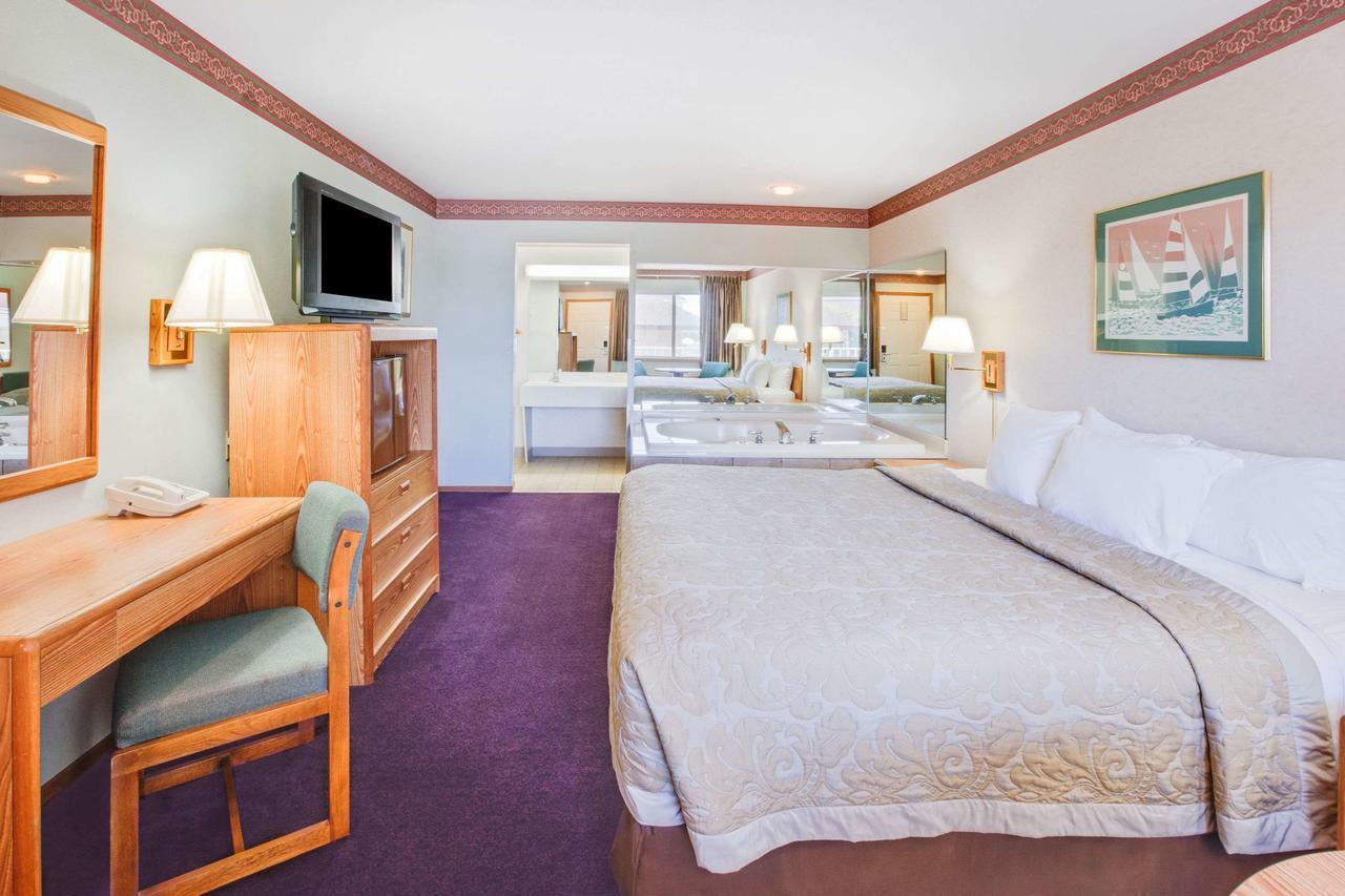 Super 8 Beachfront By Wyndham Mackinaw City, Mi Bagian luar foto
