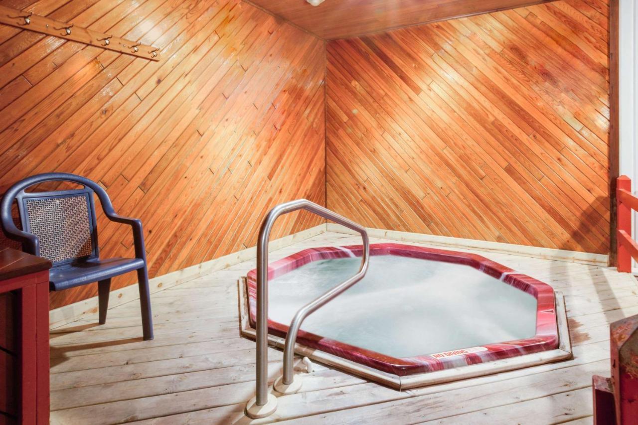 Super 8 Beachfront By Wyndham Mackinaw City, Mi Bagian luar foto