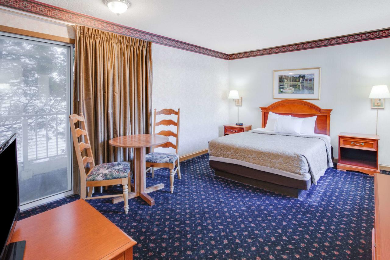 Super 8 Beachfront By Wyndham Mackinaw City, Mi Bagian luar foto