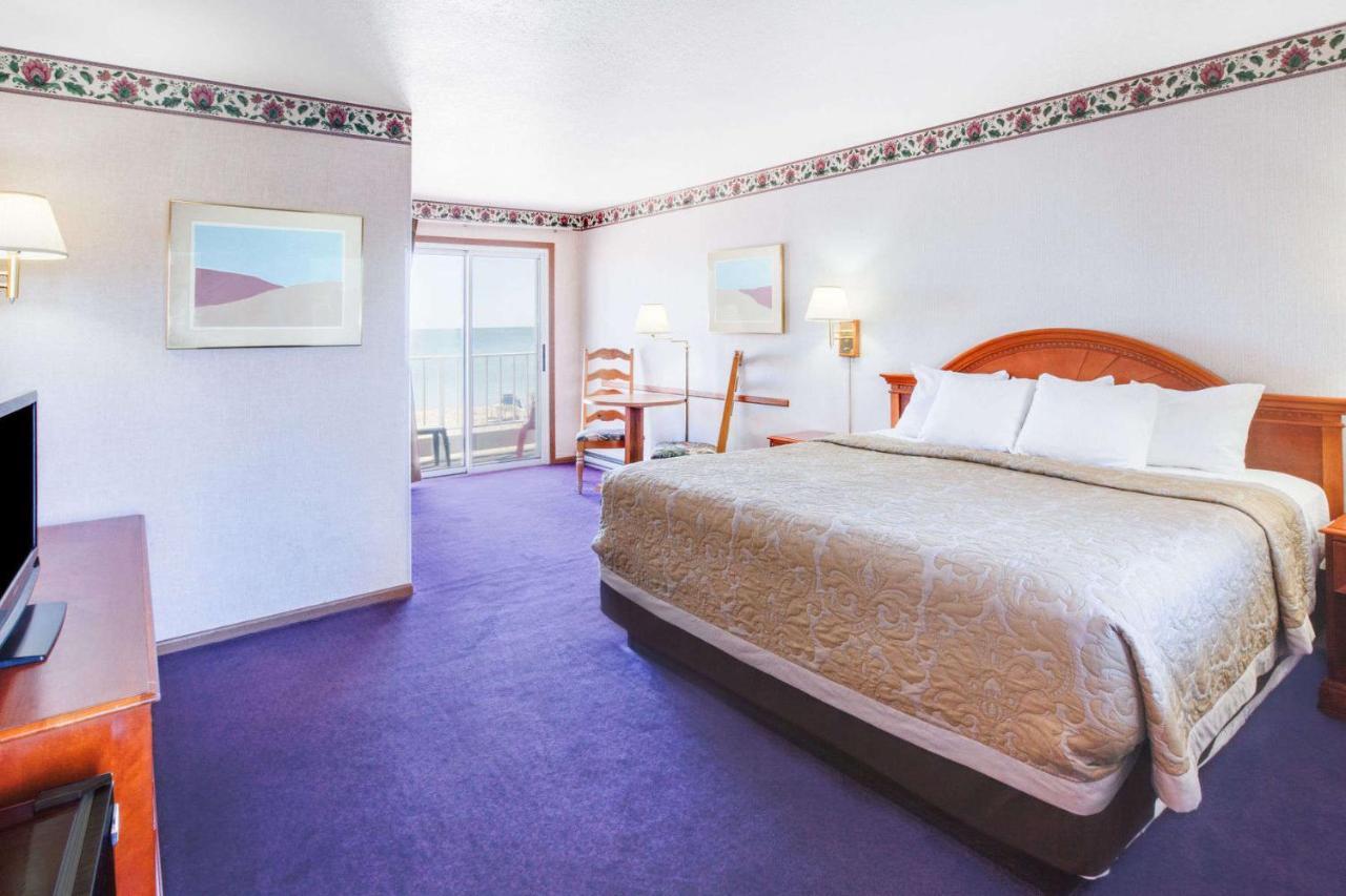 Super 8 Beachfront By Wyndham Mackinaw City, Mi Bagian luar foto